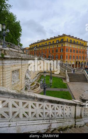 Blick von Pincios Treppe und dem Montagnola-Brunnen auf die Stadt in Bologna, Italien Stockfoto