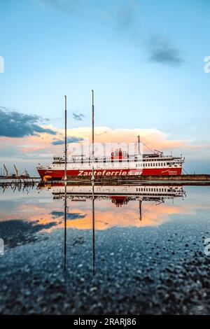 Nachtansicht und Reflexion der Hafenstadt Alexandroupolis in der Region Evros, Nordgriechenland, Ostmazedonien und Thrakien, 3.7.2023 Stockfoto