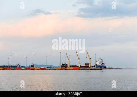 Sonnenuntergang über Alexandroupolis Hafenstadt Evros Region Nordgriechenland, Ostmazedonien und Thrakien, 3.7.2023 Stockfoto