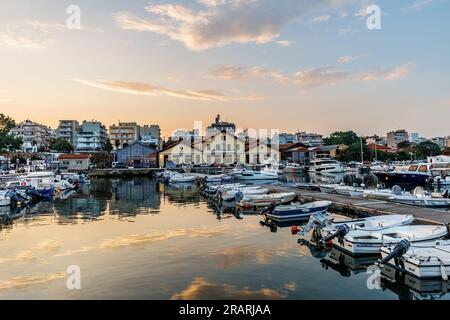 Nachtansicht und Reflexion der Hafenstadt Alexandroupolis in der Region Evros, Nordgriechenland, Ostmazedonien und Thrakien, 3.7.2023 Stockfoto