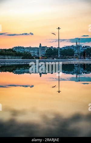 Nachtansicht und Reflexion der Hafenstadt Alexandroupolis in der Region Evros, Nordgriechenland, Ostmazedonien und Thrakien, 3.7.2023 Stockfoto