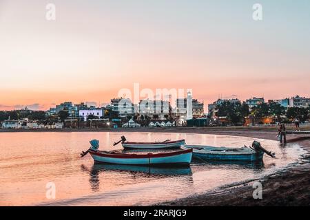 Nachtansicht auf die Hafenstadt Alexandroupolis in der Region Evros, Nordgriechenland, Ostmazedonien und Thrakien, 3.7.2023 Stockfoto