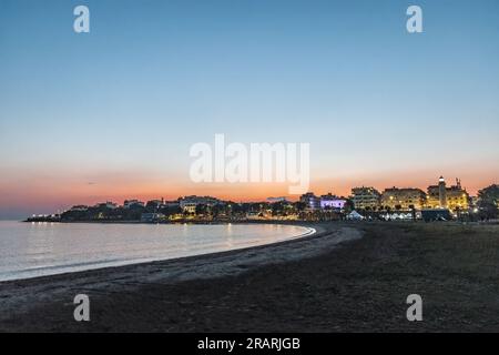 Nachtansicht auf die Hafenstadt Alexandroupolis in der Region Evros, Nordgriechenland, Ostmazedonien und Thrakien, 3.7.2023 Stockfoto