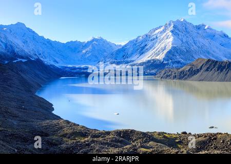 Tasman Lake und Tasman Glacier im Mount Cook National Park, Neuseeland. Im Hintergrund befinden sich Douglas Peak, die Minarette und Novara Peak Stockfoto