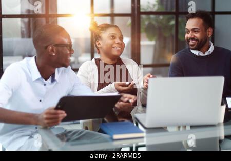 Drei afrikanische Geschäftsleute im Büro Stockfoto