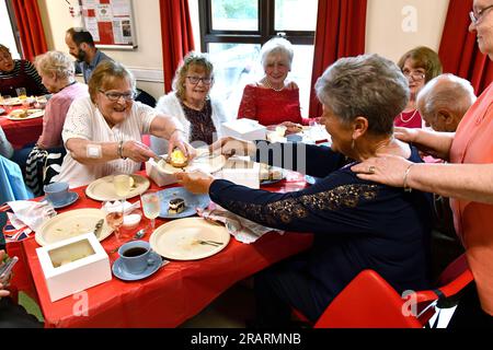 Kronentee-Tanz in der Coalport Village Hall, Großbritannien, BILD VON DAVE BAGNALL Stockfoto