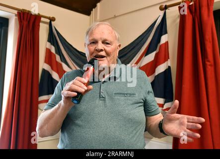 Ironbridge und Coalbrookdale Civic Society, Tanz zur Krönung im Coalport Village Hall. Sängerin Colin Dale. BILD VON DAVE BAGNALL Stockfoto