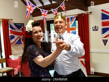 Kronentee-Tanz in der Coalport Village Hall. Vintage-Sängerin Miss Ava Evergreen tanzt mit Tony Moore. BILD VON DAVE BAGNALL Stockfoto