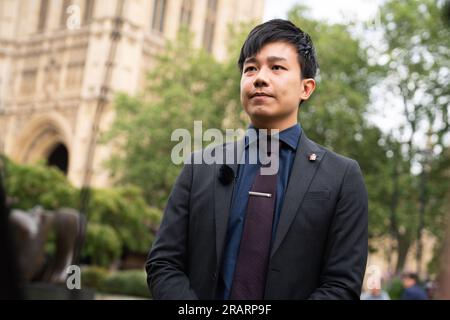 Finn Lau spricht mit den Medien über College Green in London. Herr Lau, der nun nach seiner Flucht aus Hongkong im Vereinigten Königreich lebt, gehört zu den acht Aktivisten, die von der Regierung Hongkongs für ihre Verhaftungen ein Kopfgeld von 1 Millionen HK bekommen haben. Bilddatum: Mittwoch, 5. Juli 2023. Stockfoto