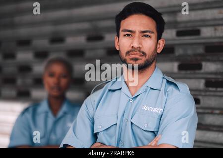 Porträt, Sicherheit oder Sicherheit und ein ernsthafter Mann, der mit einer schwarzen Kollegin auf der Straße gekreuzt wurde. Strafverfolgung, Fokus und Pflicht bei einem Verbrechen Stockfoto