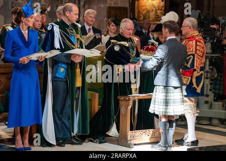 Die Krone von Schottland, die vom Herzog von Hamilton und Brandon getragen wird, wird König Karl III. Übergeben, beobachtet vom Prinzen und der Prinzessin von Wales, bekannt als Herzog und Herzogin von Rothesay während ihres Aufenthalts in Schottland, Während des Nationaldienstes von Thanksgiving und der Hingabe für König Karl III. Und Königin Camilla und der Präsentation der Ehrungen von Schottland in der St. Giles' Cathedral, Edinburgh. Bilddatum: Mittwoch, 5. Juli 2023. Stockfoto