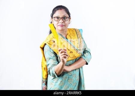 Lehrer in Indianerkleidung. Porträt eines glücklichen Indianerlehrers, der eine Messskala in der Hand hält und die Brille trägt. Verschiedene Ausdrücke. Stockfoto