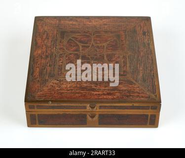Antike 1900er Erhard & Sohne Intarsia-Ware Art Nouveau Messing und Holzkiste Stockfoto