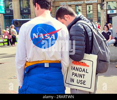 Glasgow, Schottland, Vereinigtes Königreich 5. Juli 2023. UK Weather: Warm in der Stadt sahen Touristen und Einheimische die Straßen besichtigen. Credit Gerard Ferry/Alamy Live News Stockfoto