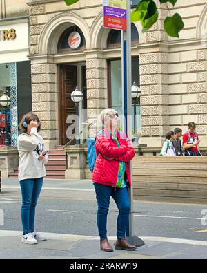 Glasgow, Schottland, Vereinigtes Königreich 5. Juli 2023. UK Weather: Warm in der Stadt sahen Touristen und Einheimische die Straßen besichtigen. Credit Gerard Ferry/Alamy Live News Stockfoto