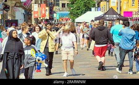 Glasgow, Schottland, Vereinigtes Königreich 5. Juli 2023. UK Weather: Warm in der Stadt sahen Touristen und Einheimische die Straßen besichtigen. Credit Gerard Ferry/Alamy Live News Stockfoto