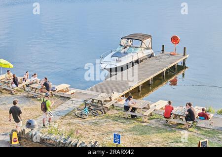 Kleines Motorboot an einem Pier am Lake Windermere, Waterhead, Lake District, Cumbria, England. Stockfoto
