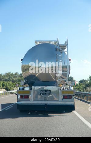 Tankwagen aus Edelstahl, der auf der Straße fährt Stockfoto