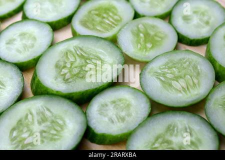 Frisch geschnittene Gurke auf Holzschneidbrett Stockfoto