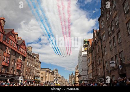 Royal Mile, Edinburgh, Schottland, Großbritannien, 5. Juli 2023. Rote Pfeile Royal Mile Flypast für King Charles 111. Die Menschenmassen blieben auf der Royal Mile, um die herrliche Stätte der Roten Pfeile zu sehen, die von Westen nach Osten über die historische Straße flogen. Kredit: Arch White/alamy Live News. Stockfoto