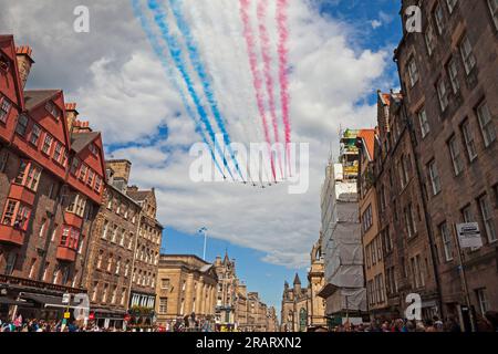 Royal Mile, Edinburgh, Schottland, Großbritannien, 5. Juli 2023. Rote Pfeile Royal Mile Flypast für King Charles 111. Die Menschenmassen blieben auf der Royal Mile, um die herrliche Stätte der Roten Pfeile zu sehen, die von Westen nach Osten über die historische Straße flogen. Kredit: Arch White/alamy Live News. Stockfoto