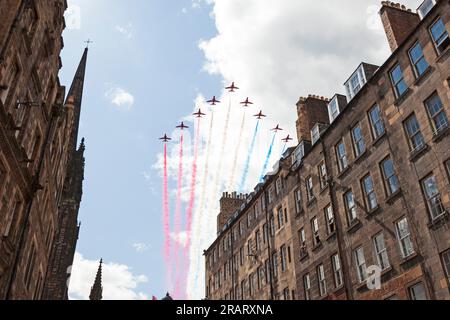 Royal Mile, Edinburgh, Schottland, Großbritannien, 5. Juli 2023. Rote Pfeile Royal Mile Flypast für King Charles 111. Die Menschenmassen blieben auf der Royal Mile, um die herrliche Stätte der Roten Pfeile zu sehen, die von Westen nach Osten über die historische Straße flogen. Kredit: Arch White/alamy Live News. Stockfoto