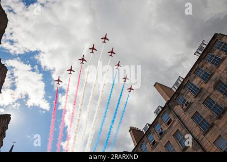 Royal Mile, Edinburgh, Schottland, Großbritannien, 5. Juli 2023. Rote Pfeile Royal Mile Flypast für King Charles 111. Die Menschenmassen blieben auf der Royal Mile, um die herrliche Stätte der Roten Pfeile zu sehen, die von Westen nach Osten über die historische Straße flogen. Kredit: Arch White/alamy Live News. Stockfoto