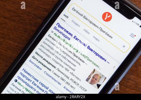 Suchergebnis von Yevgeny Prigozhin auf der Yandex-Website auf einem iPhone-Bildschirm. Jewgeny Viktorovich Prigozhin ist ein russischer Oligarch, Söldnerführer Stockfoto