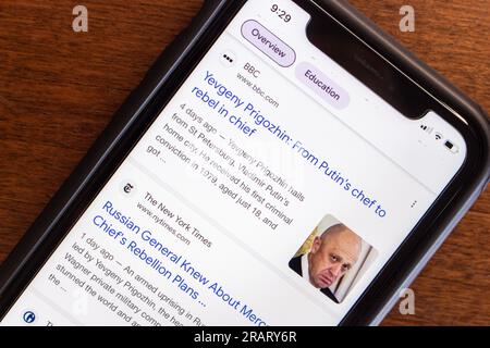 Suchergebnis von Yevgeny Prigozhin auf Google-Website auf einem iPhone-Bildschirm. Jewgeny Viktorovich Prigozhin ist ein russischer Oligarch, Söldnerführer Stockfoto
