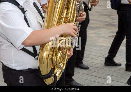 Musikband mit einer Person im Vordergrund, die Saxofon spielt Stockfoto