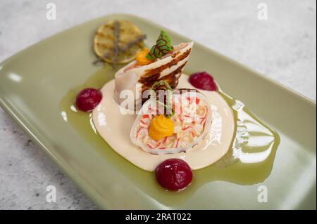 Tintenfisch gefüllt mit Krabbenfleisch und Käseplatte Stockfoto