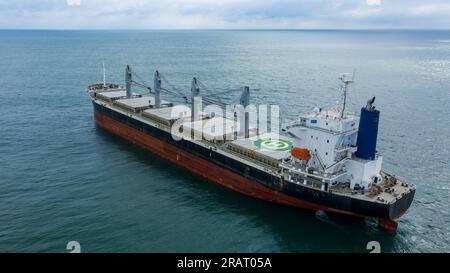 Selbstentladendes Massengutschiff am Ankerplatz Rio De La Plata. Blick vom Heck aus der Vogelperspektive. Stockfoto