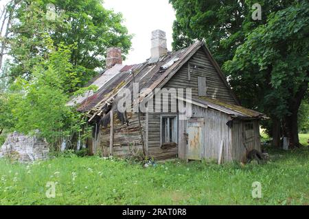 Verlassenes Bauernhaus aus Holz in SECE, Lettland Stockfoto