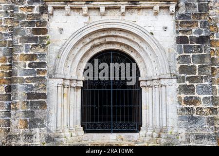 Eintritt zur Kirche Santa María de los Ángeles, romanische und gotische Stile. San Vicente de la Barquera, Kantabrien, Spanien. Stockfoto