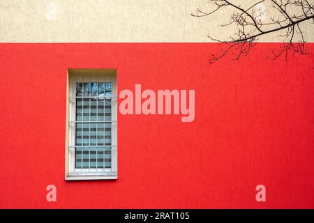 Fenster an der hellroten Wand mit Brunch, Kopierbereich Stockfoto