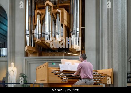 Der Organist spielt Musik auf der Kirchenorgel in Hallgrimskirkja Stockfoto