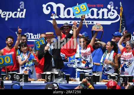 Die professionellen Esser Mayoi Ebihara und Miki sudo treten am Jul auf Coney Island beim berühmten internationalen Hot Dog Eating Contest von Nathan an Stockfoto