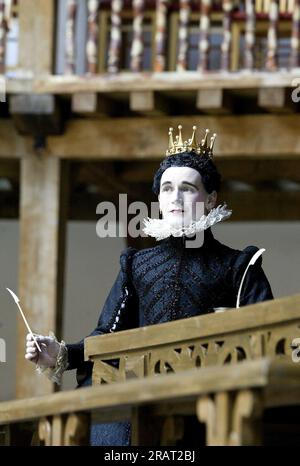 Mark Rylance (Olivia) in TWELFTH NIGHT von Shakespeare in Shakespeare's Globe, London SE1 22/05/2002 Design: Jenny Tiramani Master of Play (Regisseur): Tim Carroll Stockfoto