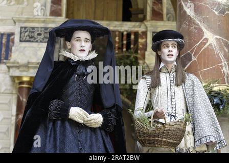 l-r: Mark Rylance (Olivia), Michael Brown (Viola) in DER ZWÖLFTEN NACHT von Shakespeare in Shakespeare's Globe, London SE1 22/05/2002 Design: Jenny Tiramani Master of Play (Regisseur): Tim Carroll Stockfoto