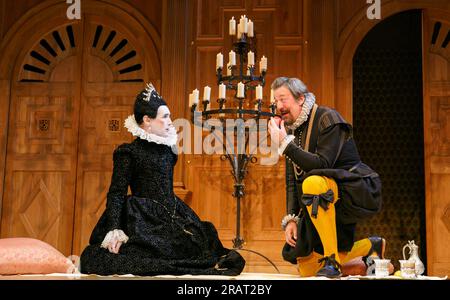 III/iv- l-r: Mark Rylance (CountessOlivia), Stephen Fry (Malvolio) in DER ZWÖLFTEN NACHT von Shakespeare im Apollo Theatre, London W1 17/11/2012 A Shakespeare's Globe Produktionsdesign: Jenny Tiramani Beleuchtung: David Plater Regisseur Tim Carroll Stockfoto