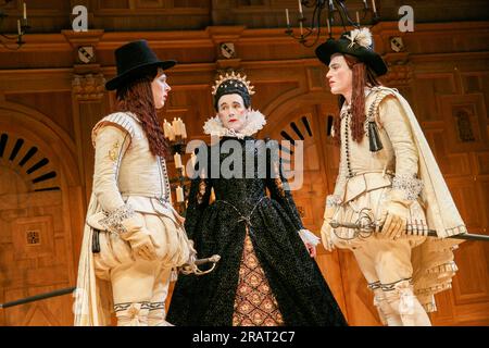 V/i - l-r: Samuel Barnett (Sebastian), Mark Rylance (Gräfin Olivia), Johnny Flynn (Viola) in DER ZWÖLFTEN NACHT von Shakespeare im Apollo Theatre, London W1 17/11/2012 A Shakespeare's Globe Produktionsdesign: Jenny Tiramani Beleuchtung: David Plater Regisseur: Tim Carroll Stockfoto