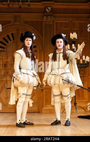 V/i - l-r: Samuel Barnett (Sebastian), Johnny Flynn (Viola) in DER ZWÖLFTEN NACHT von Shakespeare im Apollo Theatre, London W1 17/11/2012 A Shakespeare's Globe Produktionsdesign: Jenny Tiramani Beleuchtung: David Plater Regisseur Tim Carroll Stockfoto