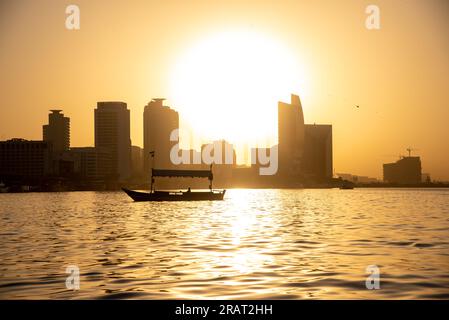 Blick auf ein Segelboot bei Sonnenuntergang am Dubai Creek Stockfoto