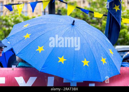 London, Großbritannien. 05. Juli 2023. Eine ausgewählte Gruppe engagierter Anti-Brexit- und Pro-EU-Demonstranten hat sich heute versammelt und ihren Aufruf zum Wiedereintritt in die Europäische Union und ihre Ablehnung gegenüber der Regierung Tory zum Ausdruck gebracht. Kredit: Sinai Noor/Alamy Live News Stockfoto