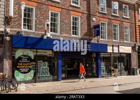 Vor dem Buchladen von Heffers in der Trinity Street, Cambridge, Großbritannien. Stockfoto