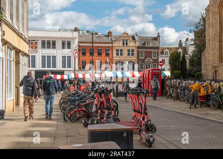 VOI-Elektroverleih-Roller in der Nähe des Cambridge Market, Großbritannien. Stockfoto