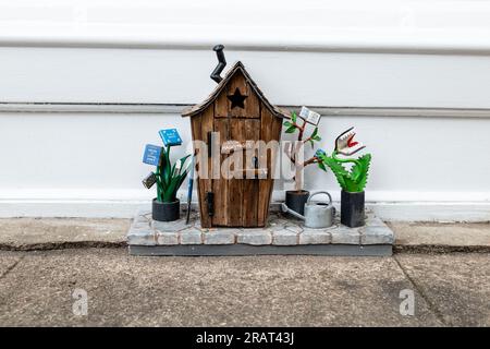 Neben dem Buchladen der Cambridge University Press befindet sich The Mage's Pages Dinky Door, Cambridge, Großbritannien. Es ist ein Miniaturbuch, das Zauberschuppen liebt. Stockfoto