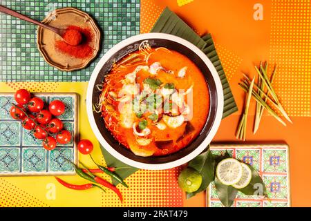 Bee Hoon（Reis vermicelli） mit Fischscheiben, thailändische Küche Stockfoto