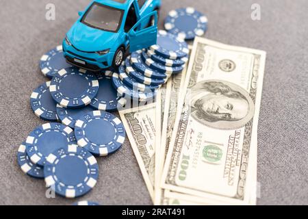 Dieses auffällige Bild von zwei Miniaturgeschäften, die Hand schütteln, könnte für die Börse, das Bankwesen, das Immobilienmanagement und das Vermögensmanagement verwendet werden. Die Stockfoto
