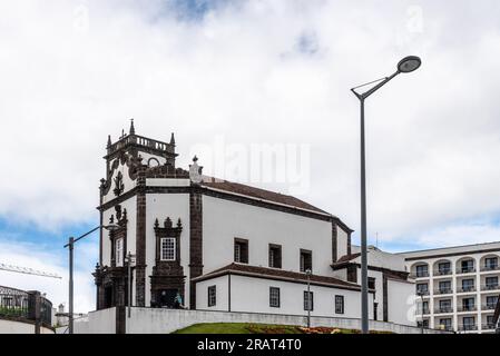 Ponta Delgada, Portugal - 6. Juli 2023: Pfarrkirche von Sao Pedro in der Altstadt. Sao Miguel Island, Azoren Stockfoto